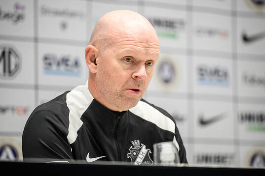 AIKs tränare Henning Berg på presskonferensen