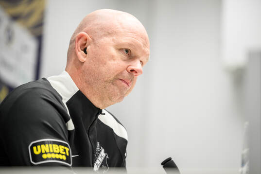 AIKs tränare Henning Berg på presskonferensen