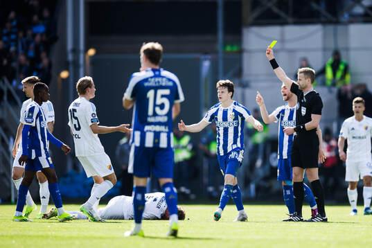 IFK Göteborgs Kolbeinn Thordarson får gult kort av Domare