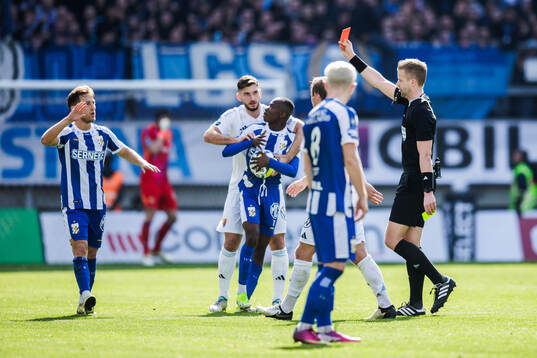 IFK Göteborgs Kolbeinn Thordarson får rött kort av