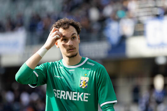IFK Göteborgs målvakt Elis Bishesari deppar
