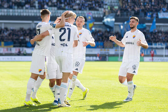 Djurgårdens Lucas Bergvall jublar med lagkamrater