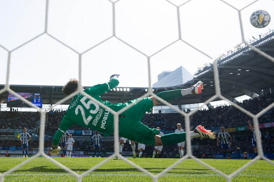 Djurgårdens Marcus Danielson skjuter 0-1 på straff i mål
