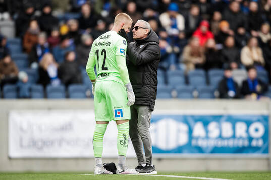 Halmstads målvakt Tim Erlandsson får vård