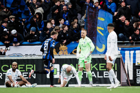 Halmstads målvakt Tim Erlandsson deppar