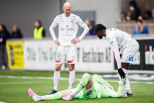 Halmstads målvakt Tim Erlandsson har ont
