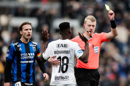 Halmstads Naeem Mohammed får gult kort av Domare Adam