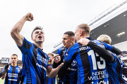 Sirius Henrik Castegren jublar med Jakob Voelkerling Persson