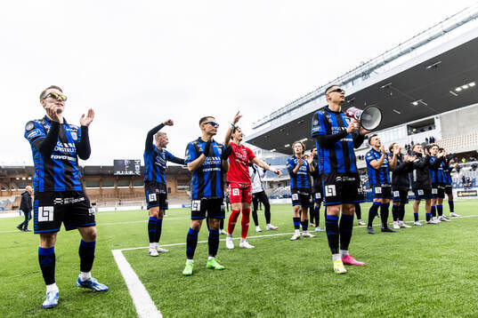 Sirius Leo Walta och Yousef Salech jublar