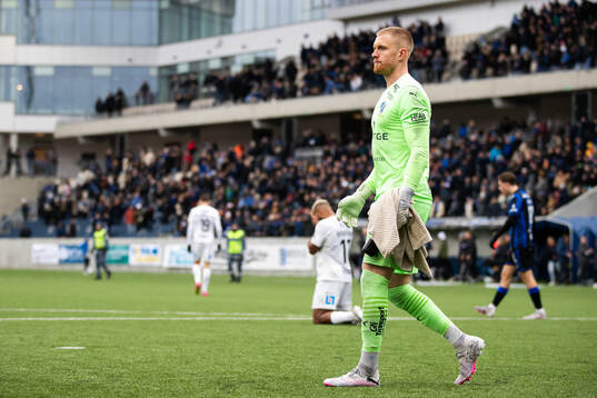 Halmstads målvakt Tim Erlandsson deppar