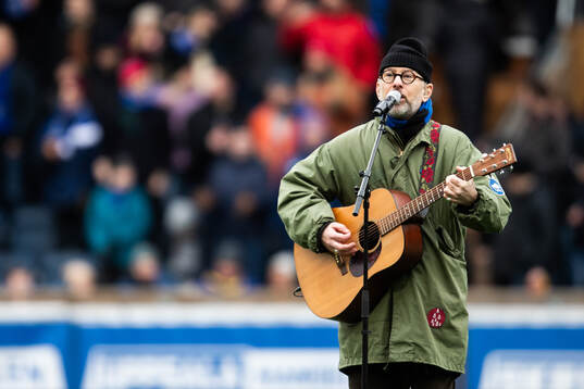 Pelle Carlberg sjunger