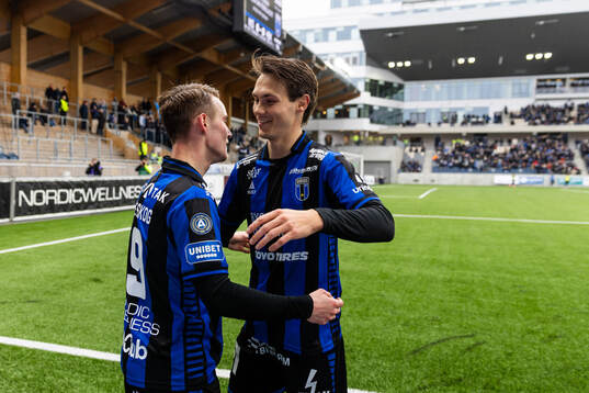 Sirius Noel Milleskog jublar med Tobias Carlsson