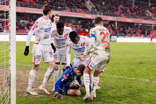 Degerfors målvakt Wille Jakobsson jublar med lagkamrater