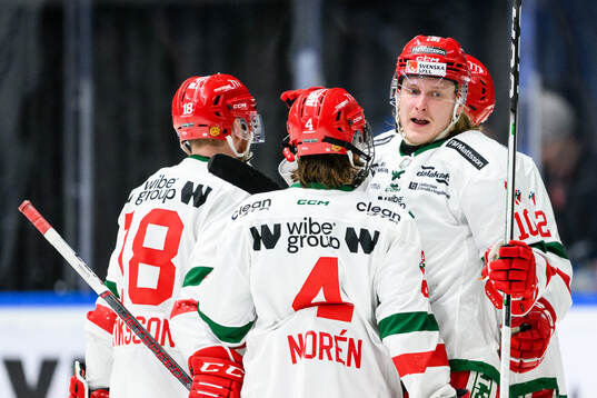 Moras Anthon Eriksson jublar med lagkamrater
