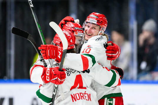 Moras Anthon Eriksson jublar med lagkamrater