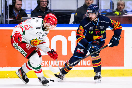 Moras Roope Laavainen och Djurgårdens Axel Andersson