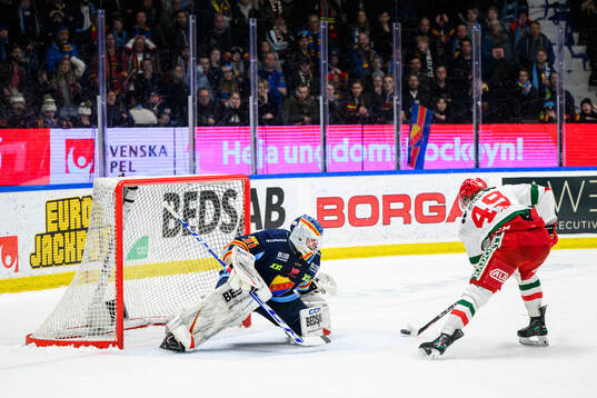 Djurgårdens målvakt Viktor Andrén och Moras Noah Steen