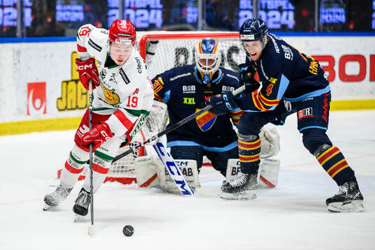 Moras Petter Vesterheim mot Djurgårdens målvakt Viktor