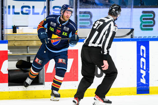 Djurgårdens Linus Klasen lämnar isen