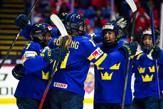 Josefin Bouveng of Sweden celebrates with teammates