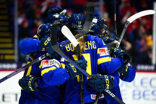 Josefin Bouveng of Sweden celebrates with teammates