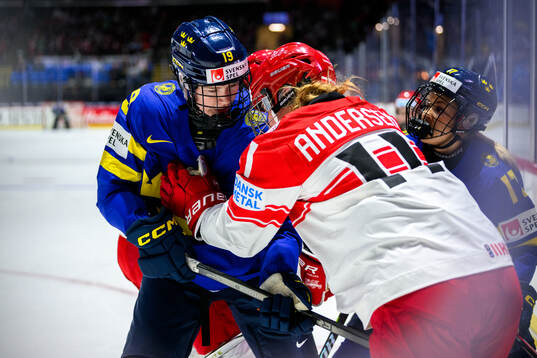 Sara Hjalmarsson of Sweden and Amalie Andersen of Denmark