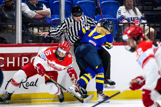Amanda Refsgaard of Denmark, linesperson Laura Gutauskas