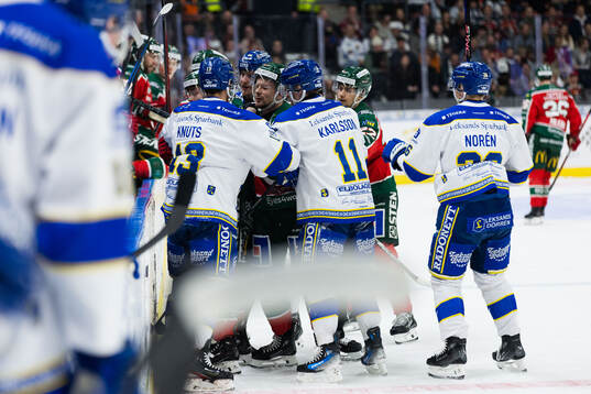 Leksands Jon Knuts och Martin Karlsson diskuterar med