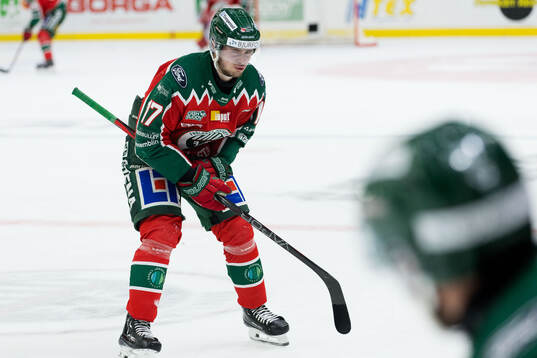 Frölundas Isac Born har ont och lämnar isen