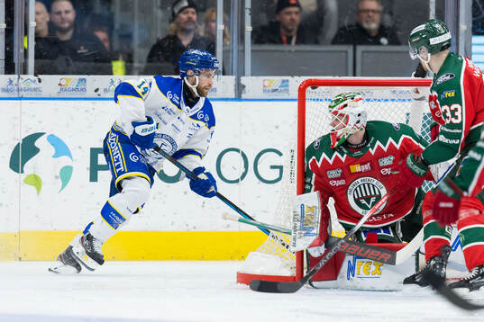 Leksands Oskar Lang och Frölundas målvakt Lars Johansson