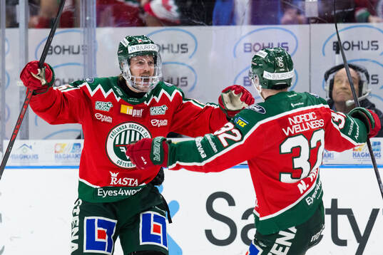 Frölundas Erik Thorell jublar med Noah Hasa