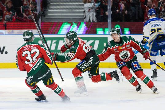 Frölundas Erik Thorell jublar med Noah Hasa och Linus