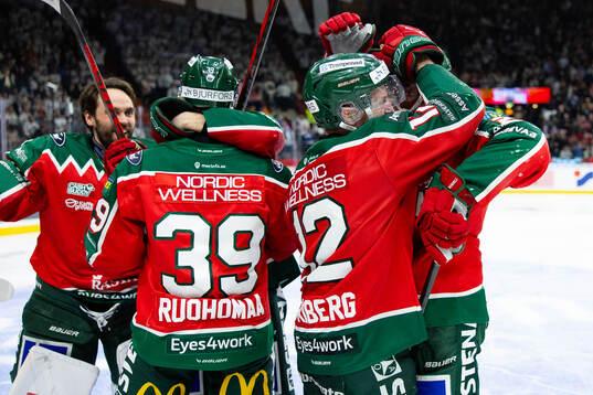 Frölundas spelare jublar