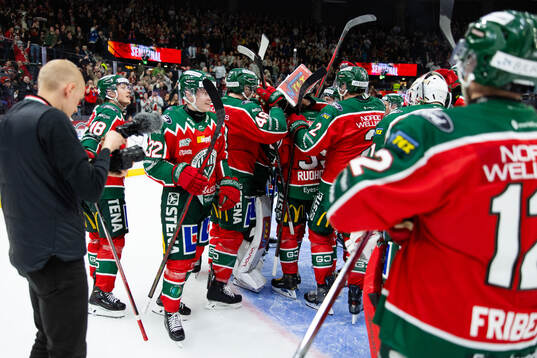 Frölundas spelare jublar