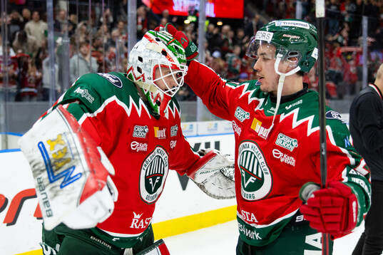 Frölundas målvakt Lars Johansson och Jere Innala jublar