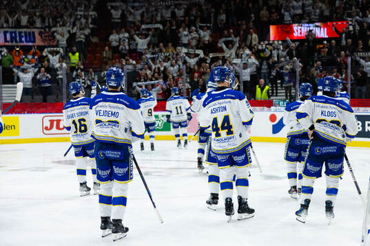 Leksands spelare deppar och tackar sina supportrar
