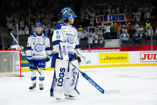 Leksands Olle Alsing och målvakt Filip Larsson deppar