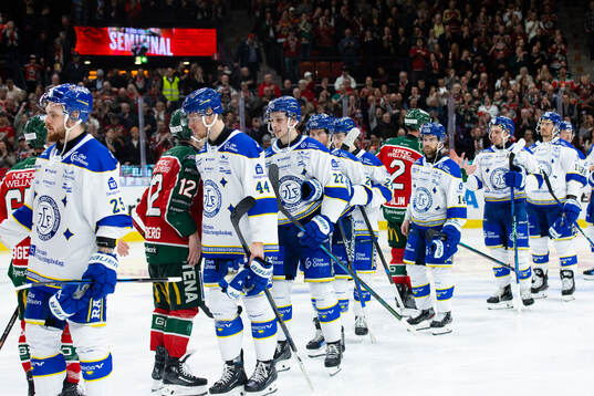 Frölundas och Leksands spelare tackar varandra