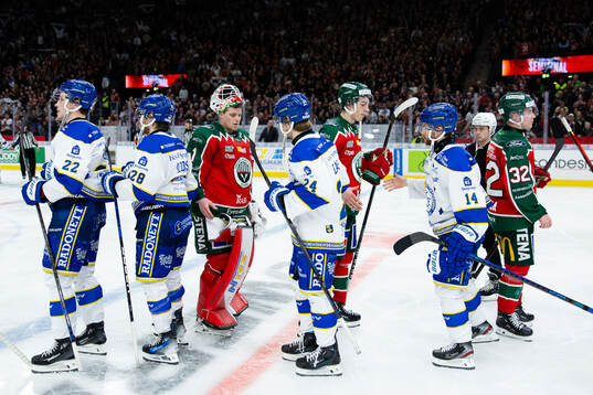 Frölundas och Leksands spelare tackar varandra