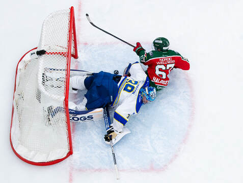 Frölundas Jayden Halbgewachs åker in i Leksands målvakt