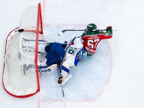 Frölundas Jayden Halbgewachs åker in i Leksands målvakt