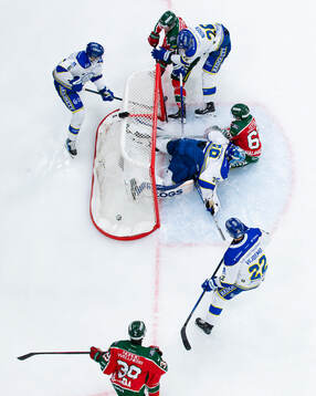 Frölundas Jayden Halbgewachs åker in i Leksands målvakt