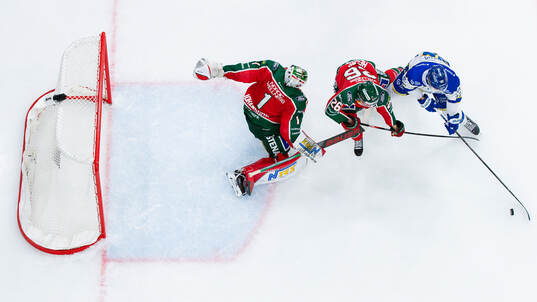 Leksands Lukas Vejdemo mot Frölundas målvakt Lars