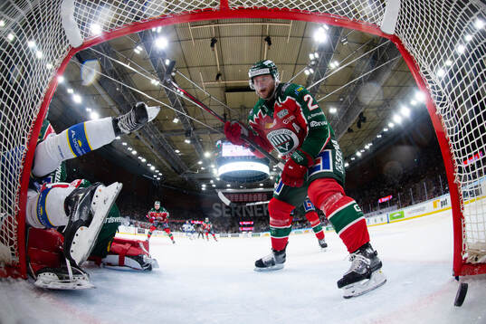 Frölundas Christian Folin ser Leksands Lukas Vejdemo