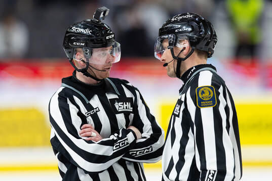 Linjedomare Anders Nyqvist och linjedomare Örjan Åhlén
