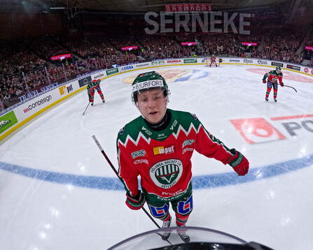 Frölundas Noah Hasa pratar med linjedomare Anders Nyqvist