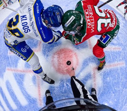 Leksands Justin Glenn Kloos tekar mot Frölundas Mikael