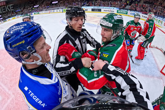 Linjedomare Örjan Åhlén särar på Leksands Martin