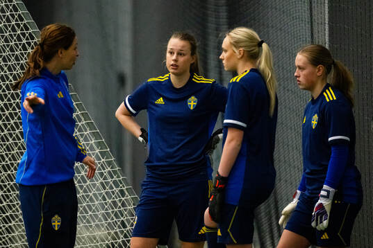 Målvakt Emmy Thyberg, Malva Mellblom och Agnes Vilén och