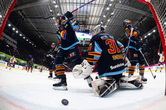 Djurgårdens Alexander Ytterell, målvakt Viktor Andrén